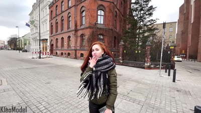 Marrja publike: vajza e bukur qihet për një iPhone dhe sperma në pidhin e saj. CleoModel