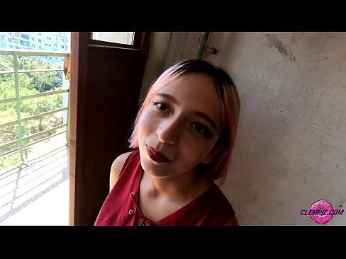 ❤️ Sensual student thith një të huaj në pjesën e jashtme - sperma në fytyrën e tij Porno ruse tek ne ❌