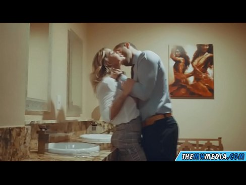❤️ Kur një bjonde me bukë ju josh në një banjë publike Porno ruse tek ne ❌